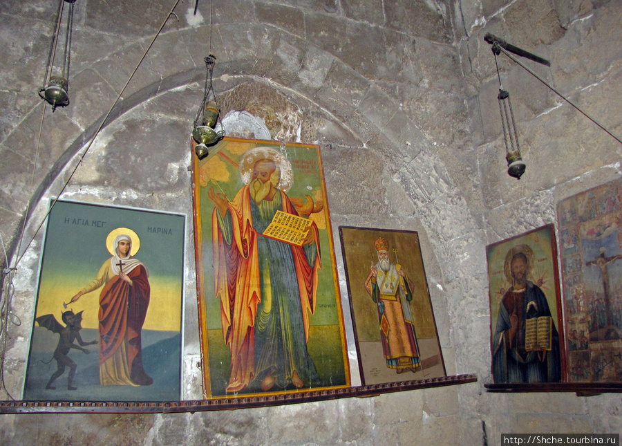 А там, где фрески были уничноженны, приставленны масломписанные иконы... Беллапаис, Турецкая Республика Северного Кипра