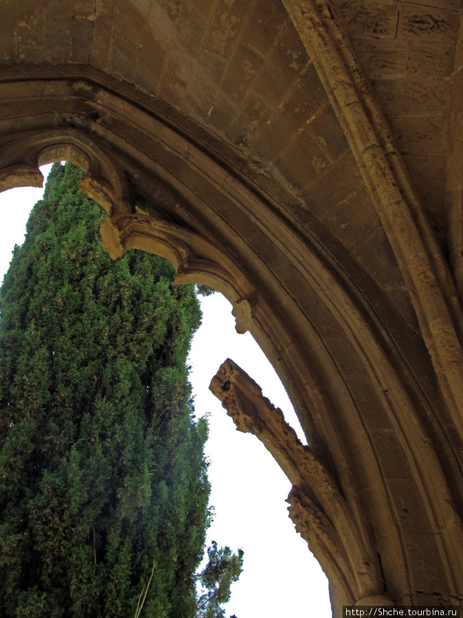 Аббатство Беллапаис- эстетичные развалины в готическом стиле Беллапаис, Турецкая Республика Северного Кипра