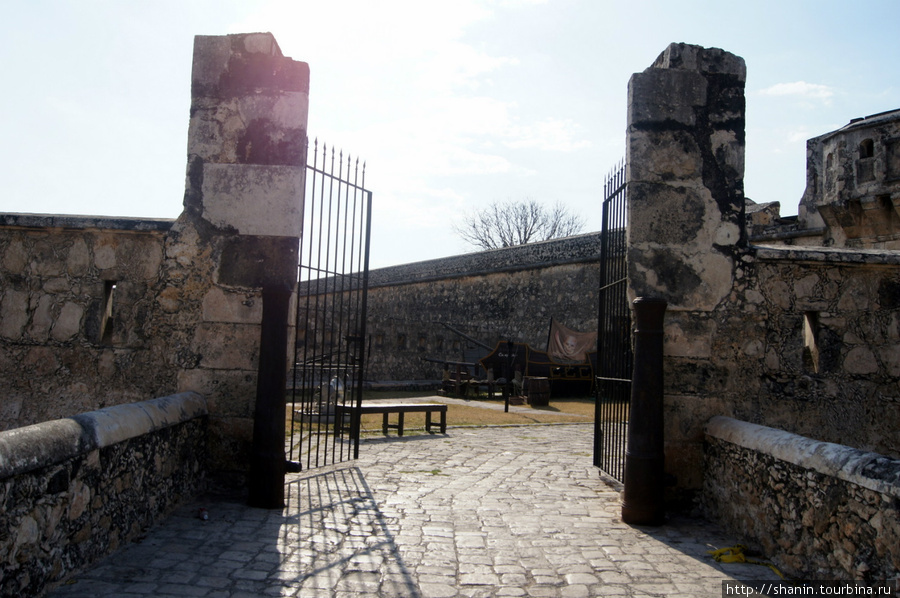 Ворота в Музей пиратов Кампече, Мексика
