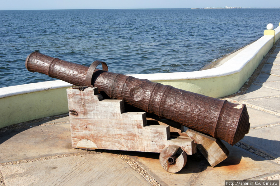 Старая чугунная пушка на берегу моря Кампече, Мексика