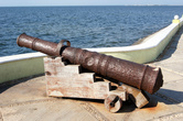 Старая чугунная пушка на берегу моря