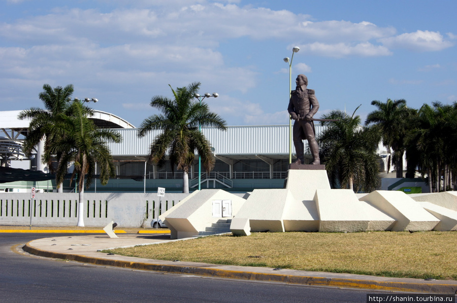 Памятник на набережной Кампече, Мексика