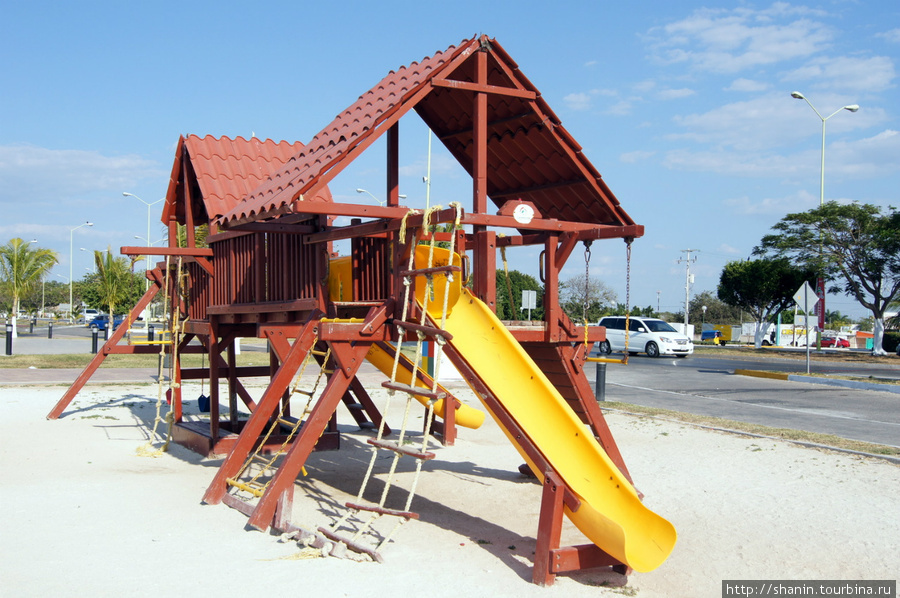 Детская площадка на берегу Мексиканского залива Кампече, Мексика