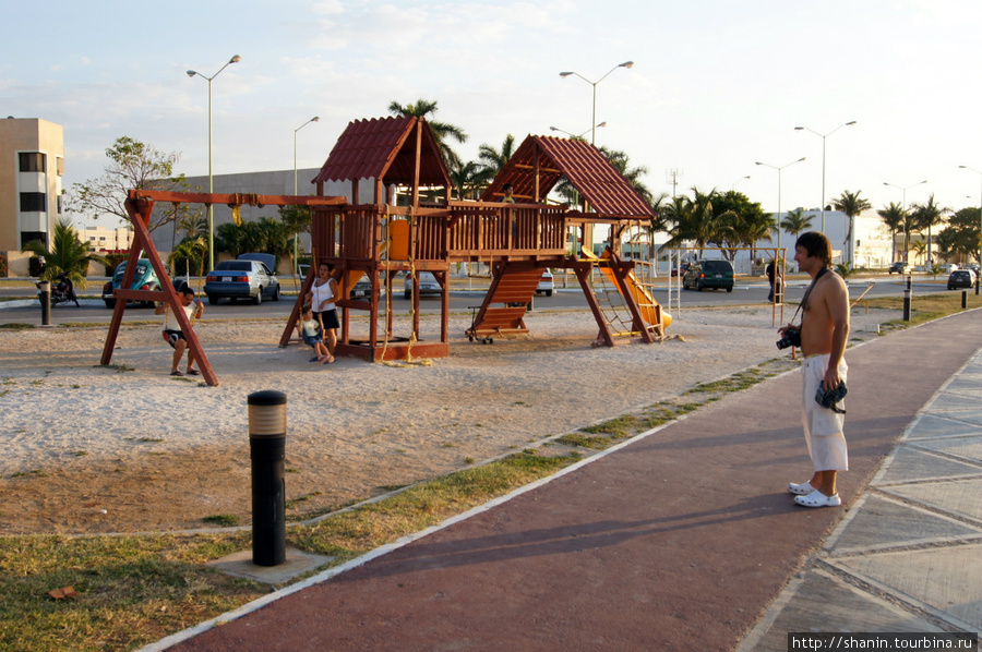 На набережной в Кампече есть и детская площадка Кампече, Мексика