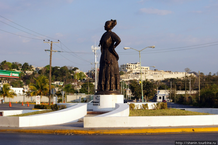 Статуя у входа на территорию порта Кампече, Мексика