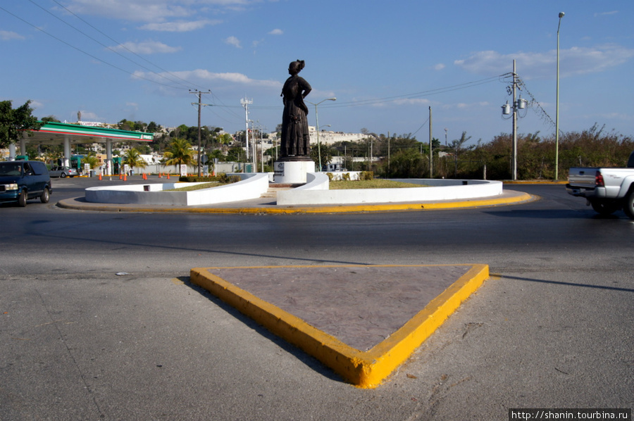 Желтый треугольник показывает на вход в порт Кампече, Мексика