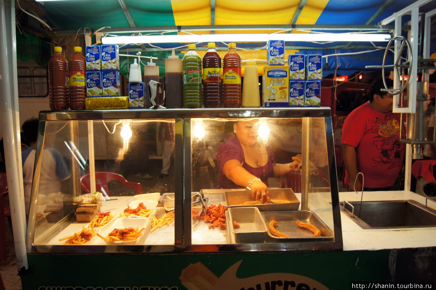 Вечером в Кампече еду готовят и продают на улице Кампече, Мексика
