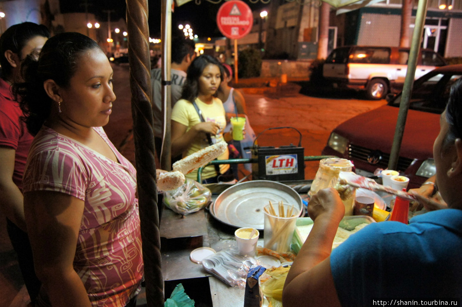 Уличная кухня в вечернем Кампече Кампече, Мексика