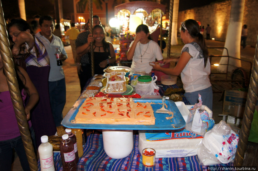 Вечером в Кампече еду готовят и продают на улице Кампече, Мексика