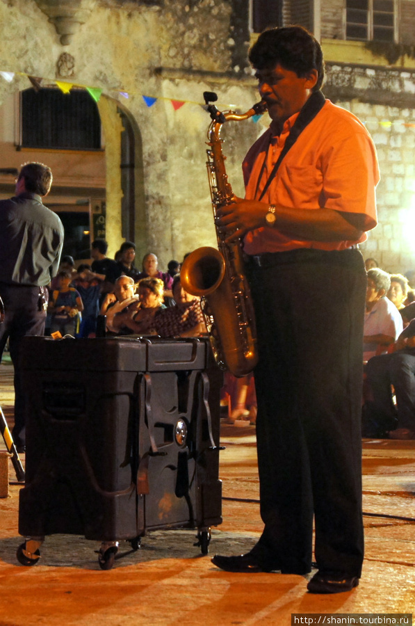 Саксофонист Кампече, Мексика