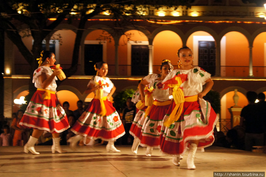 Девочки танцуют Кампече, Мексика