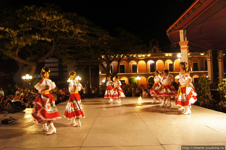 Детский танцевальный ансамбль на сцене Кампече, Мексика