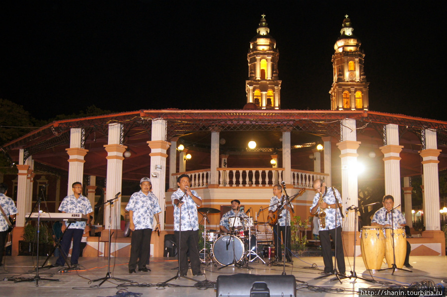 Сцена на фоне собора Кампече, Мексика