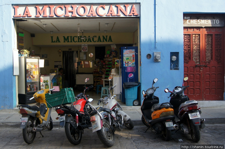 Парковка у магазина Кампече, Мексика