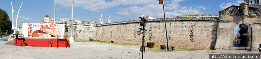 Сцена и городские ворота Кампече, Мексика