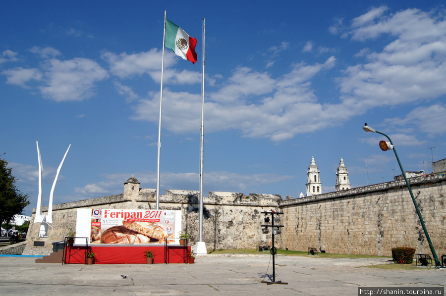 У крепостной стены установили сцену Кампече, Мексика
