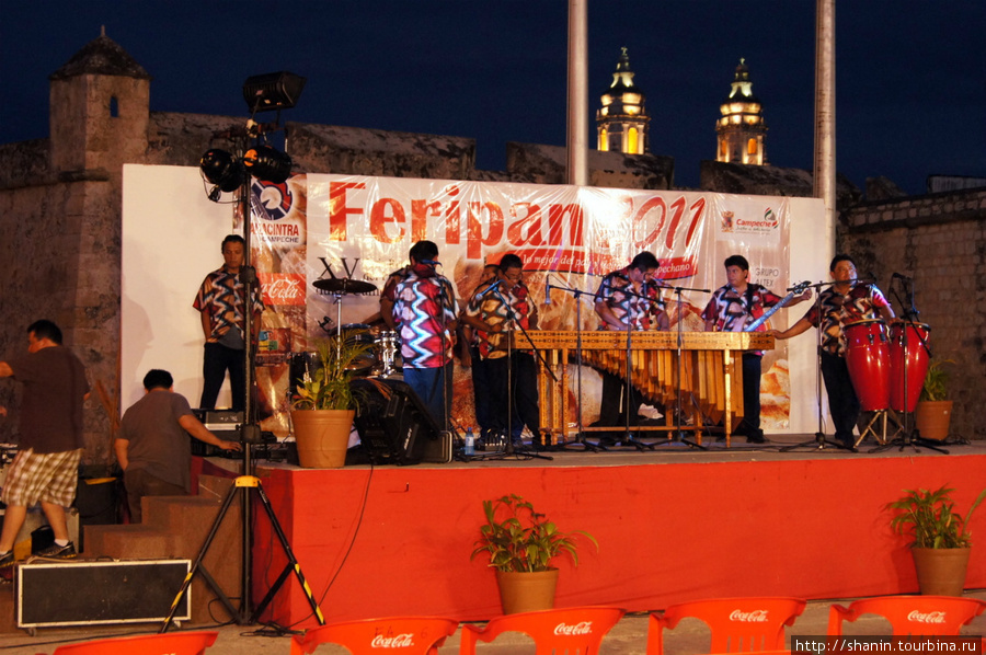 Ансамбль на фестивальной сцене Кампече, Мексика