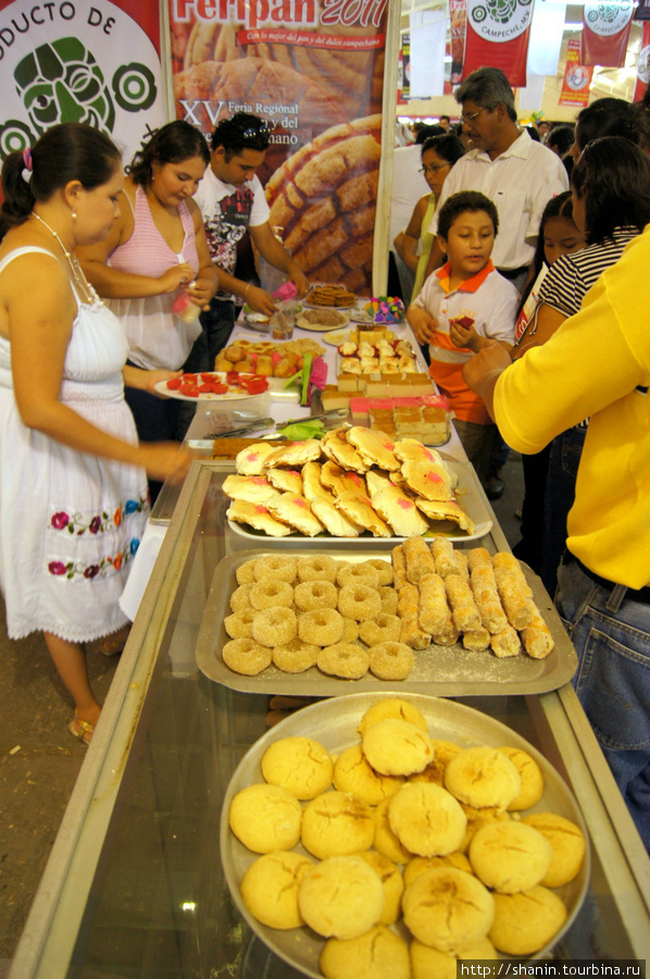 Торговля хлебом на фестивале хлеба в Кампече Кампече, Мексика