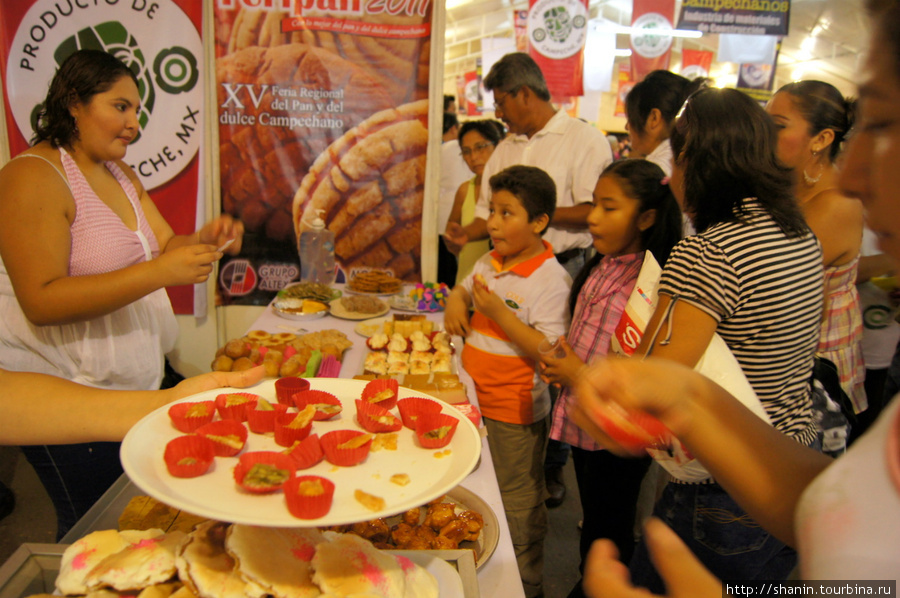 Торговля хлебом на фестивале хлеба в Кампече — дегустация бесплатная Кампече, Мексика
