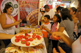 Торговля хлебом на фестивале хлеба в Кампече — дегустация бесплатная