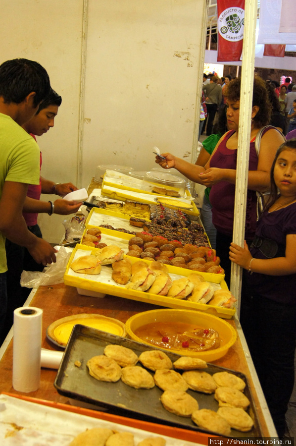 Торговля хлебом на фестивале хлеба в Кампече Кампече, Мексика