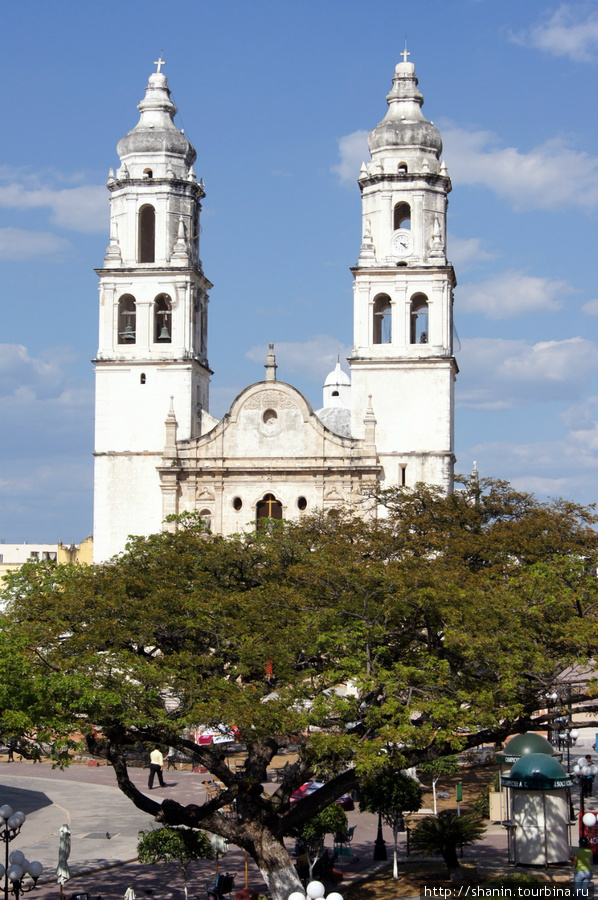 Кафедральный собор на центральной площади Кампече Кампече, Мексика
