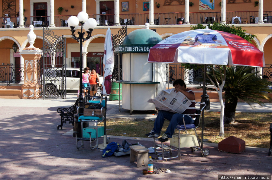мНа центральной площади в Кампече есть и читстильщики обуви Кампече, Мексика