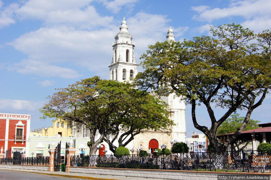 Кафедральный собор на центральной площади Кампече Кампече, Мексика