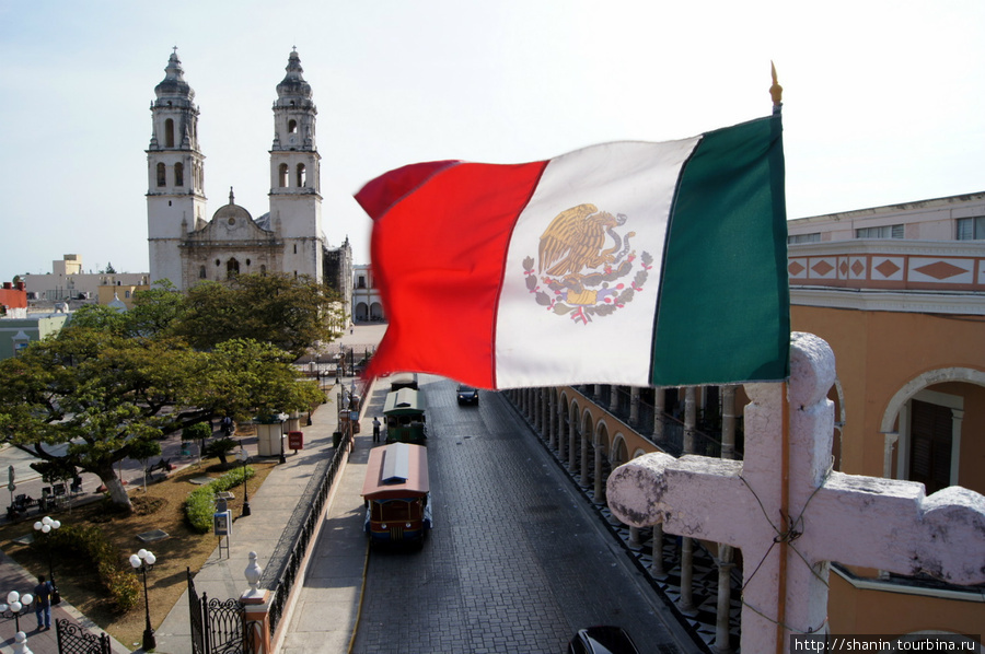Мексиканский флаг над центральной площадью Кампече Кампече, Мексика
