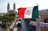 Мексиканский флаг над центральной площадью Кампече