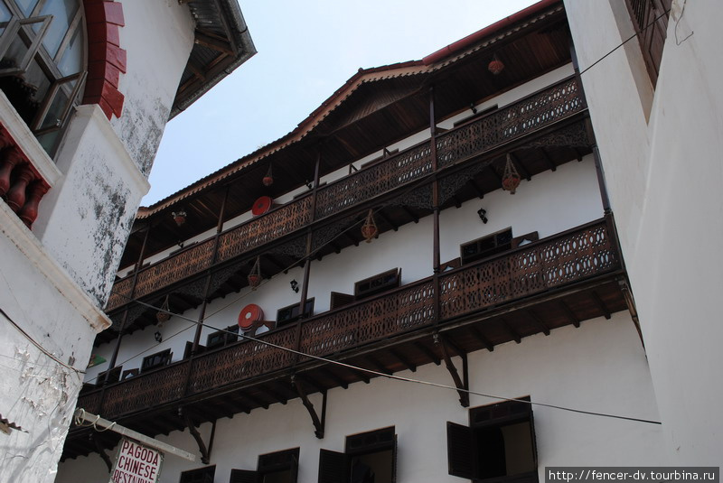 Даже в новых отелях балконы выдержанны в традиционном стиле