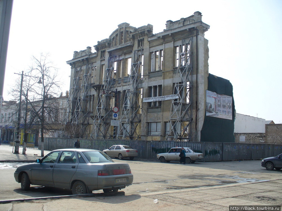 Развалины напротив здания Верховной Рады автономной республики Крым Симферополь, Россия