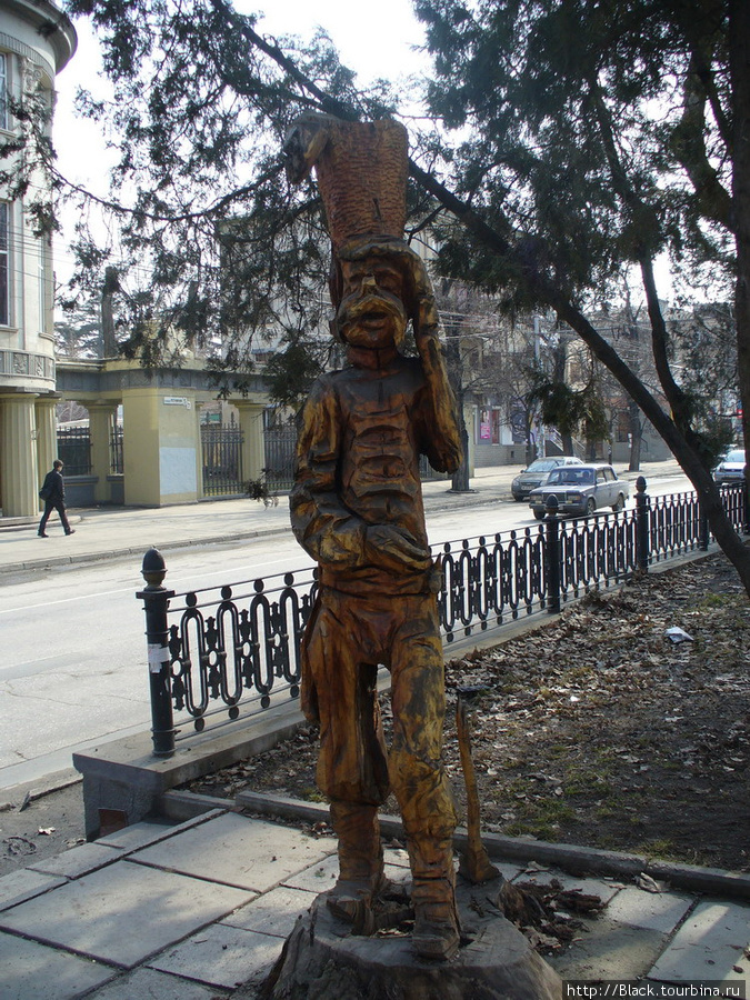 Невнятные деревянные скульптуры. Это, вроде, гусар Симферополь, Россия