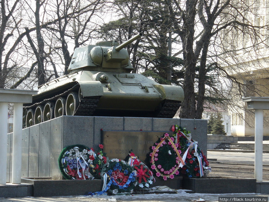 Памятник-танк в сквере Победы Симферополь, Россия