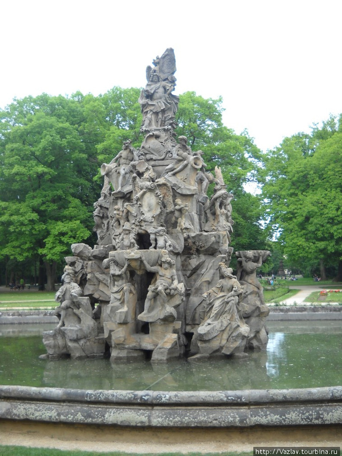 Прогулка по парку; на переднем плане фонтан Гугенотбрюннен Эрланген, Германия