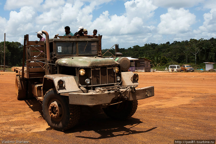 А вот такие старые грузовики могут идти через всю страну. Гайана