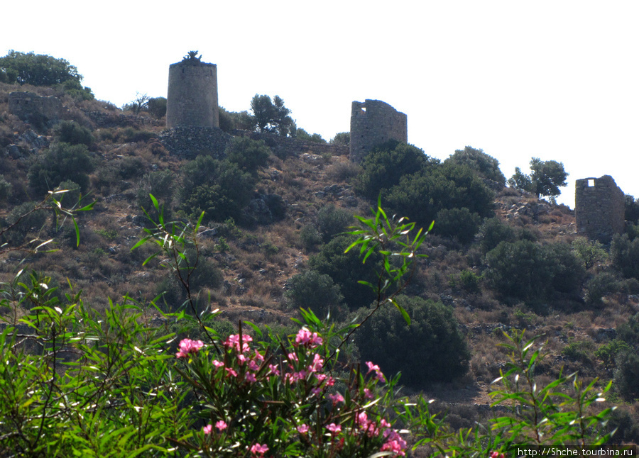 а это заброшенные старые мельницы Остров Крит, Греция