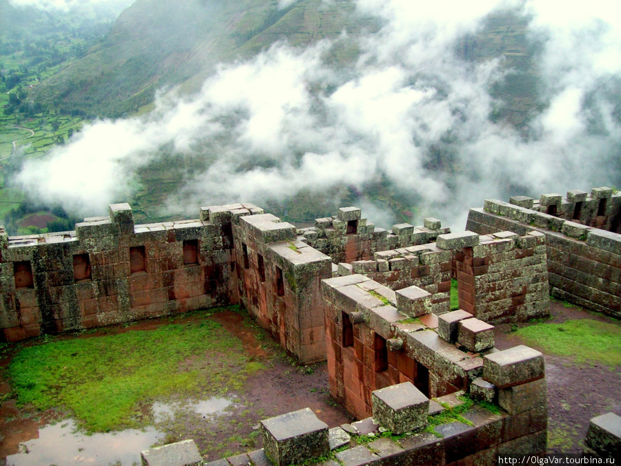 На  северном уступе гребня, возвышающегося над рекой Вильканота, находится археологический комплекс площадью 4 кв.км Писак, Перу
