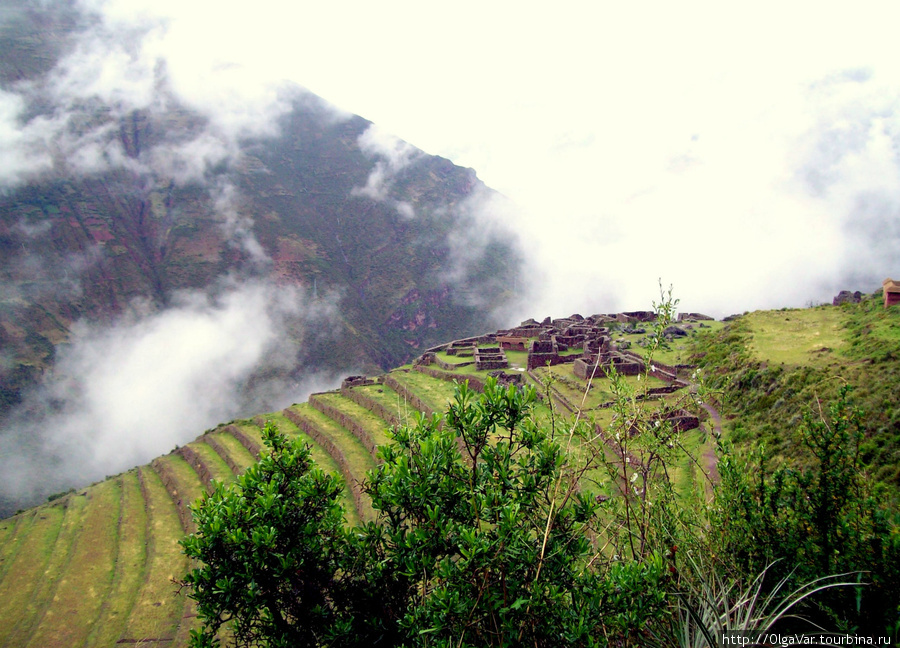 На вершине одного из холмов — руины религиозного центра Писак, Перу