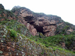 А это пещера на вершине горы. По словам гида, в такие пещеры индейцы хоронили своих соплеменников