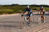 Велоспорт популярен в Латинской Америке. Не исключение и эта страна. Спортсмены тренируются в сопровождении машины поддержки.