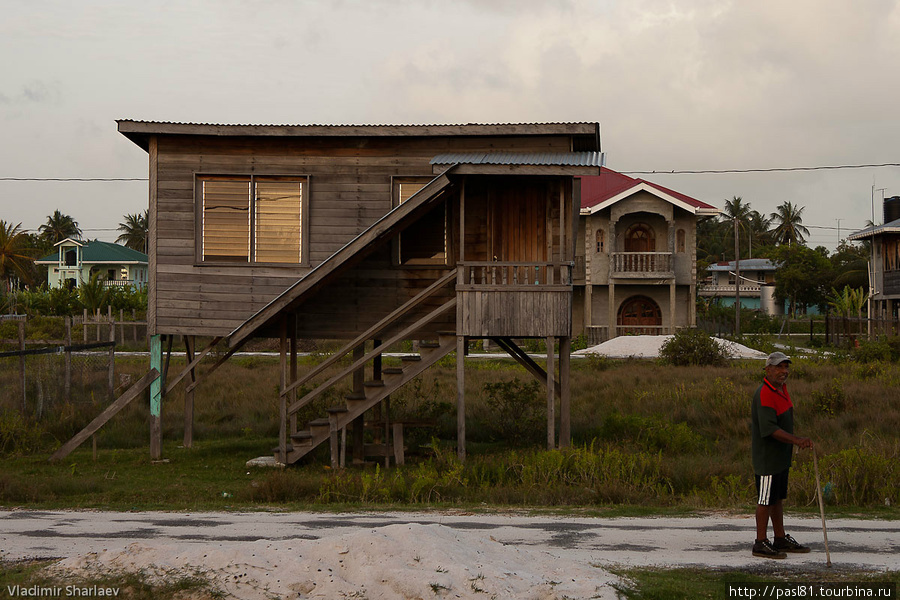 А это — дома на ножках. У бедной семьи может не быть ничего, но второй этаж и лестница присутствуют обязательно! Гайана