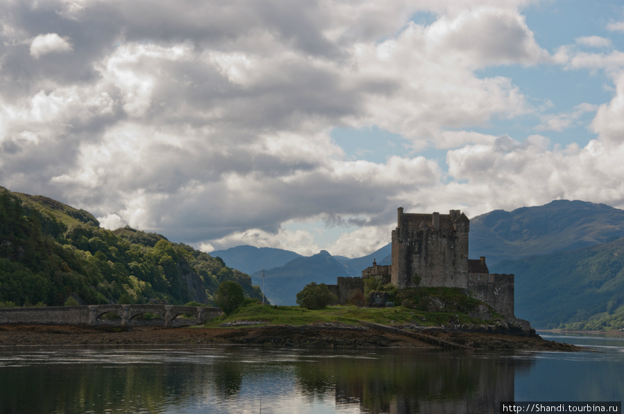 Этому замку лишь около ста лет. Когда-то один из шотландских богачей увидел его во сне, и решил построить. При этом он оказался практически идентичен старинному замку, стоявшему на этом месте раньше, и давно разрушенному. Великобритания