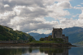 Этому замку лишь около ста лет. Когда-то один из шотландских богачей увидел его во сне, и решил построить. При этом он оказался практически идентичен старинному замку, стоявшему на этом месте раньше, и давно разрушенному.
