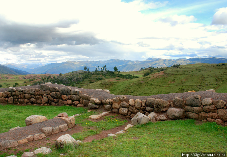Крепость с таким замечательным названием Пука Пукара означает «красная крепость». Смею предположить — из-за цвета камней, а не цвета кожи индейцев Куско, Перу