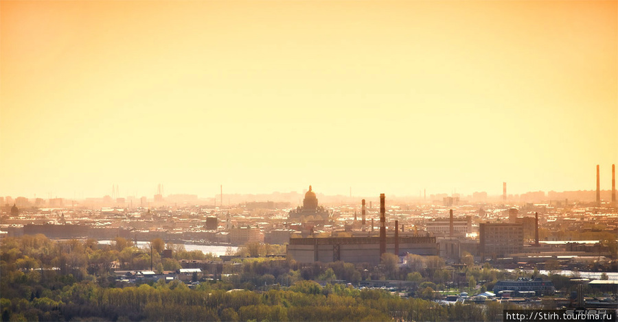 Вид на центр города (купол Исаакиевского собора) с высоты 120 метров. Санкт-Петербург, Россия