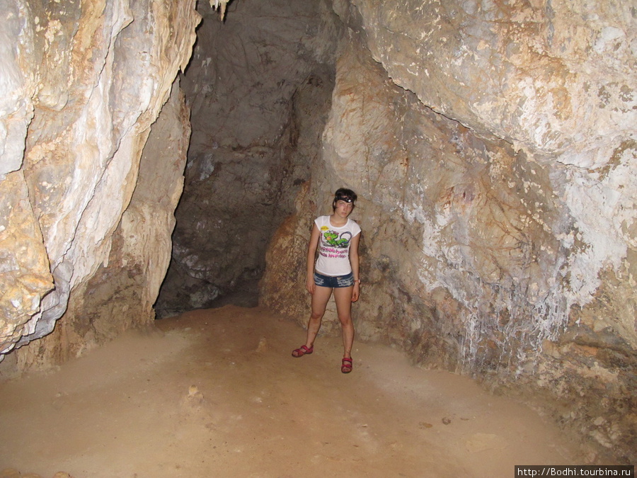 В пещере. На заднем плане — вход в пещеру Рэйли-Бич, Таиланд