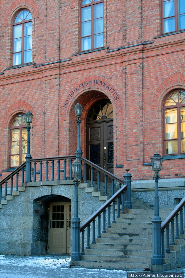 Здание королевского суда, о чем на финском и шведском гласит надпись над парадной дверью Вааса, Финляндия