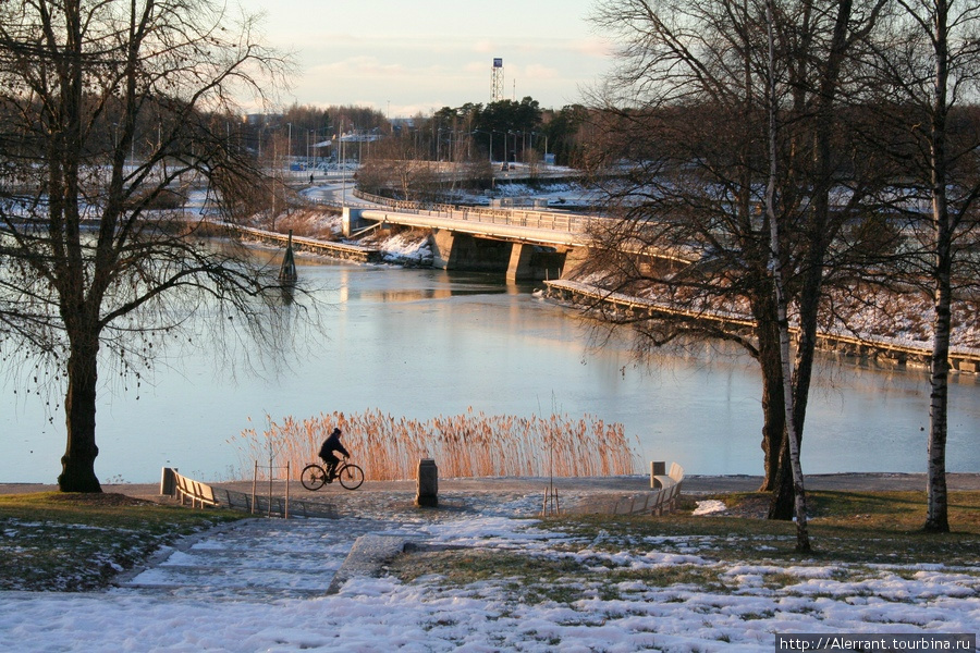 А вот и велосипедист, которому, видно, 2 января захотелось по парку прокатиться Вааса, Финляндия
