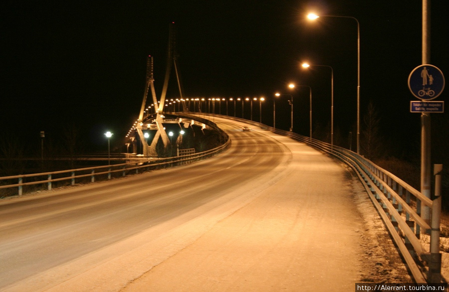 А вот на что стоит взглягуть, это мост на остров — около 20 км от Ваасы Вааса, Финляндия